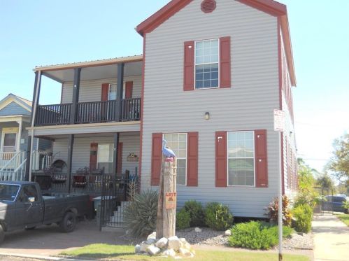 827 Winnie St, Galveston, TX 77550-5130
