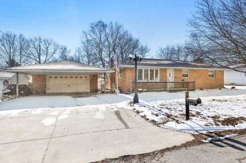 203 James St, Saint Joseph, IL 61873-9134
