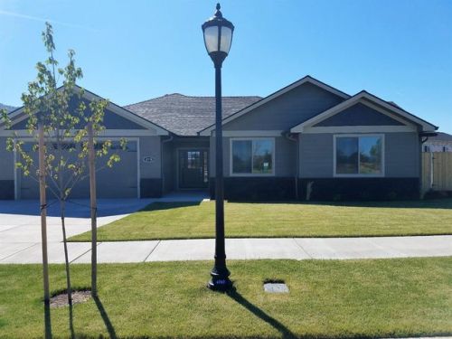 2774 Farmington Ave, Medford, OR 97504