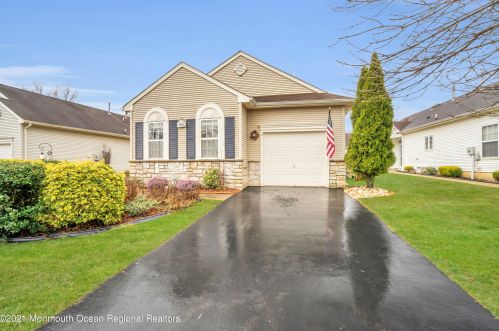 3 Hampton Dr, Lakehurst, NJ 08759-6189