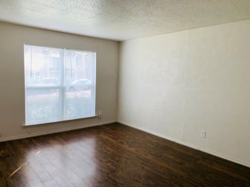 327 Valley Park Dr, Garland TX  75043-2956 exterior