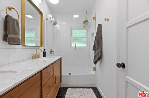 2470 Bywood Dr, Glendale CA  91206-4725 exterior