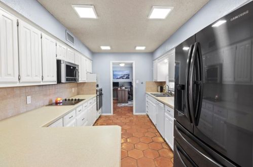 2615 Medina Dr, Carrollton TX 75007-5902 exterior