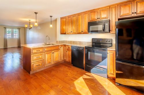 225 Fox Hollow Dr, Hudson, NH 03051-4881