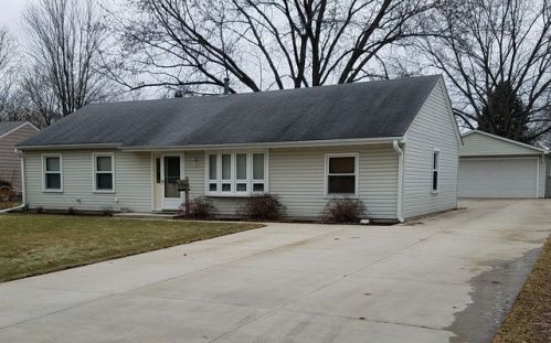 68 Eastfield Rd, Boulder Hill, IL 60538-2402