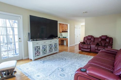 39 Charing Rd, Wapping CT  06074-2228 exterior