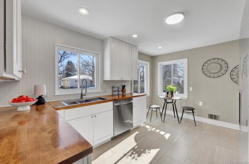 4369 Logan St, Englewood CO  80113-5820 exterior