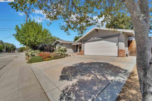 7155 Tamarack Dr, Pleasanton, CA 94568-1744