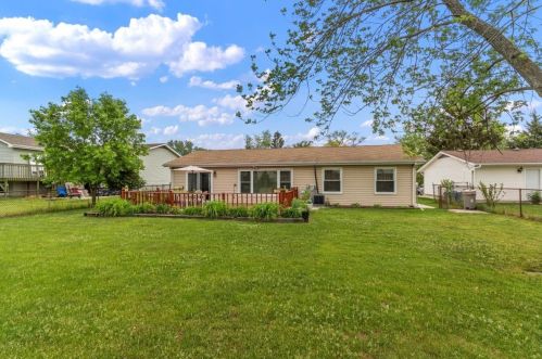 1329 Kennedy Dr, Streamwood, IL 60107-1117