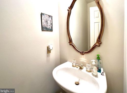 6 Chippewa Ct, Silver Spring MD 20906-6316 exterior