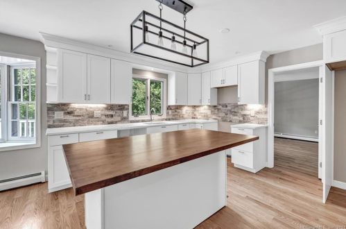 8 Captains Watch, Huntington CT  06484-5914 exterior