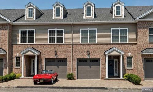 156 Rio Vista Ln, Rockleigh, NJ 07647-2218
