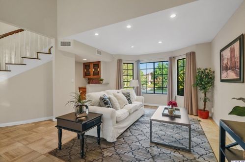 2520 Flintridge Dr, Glendale CA  91206-1033 exterior