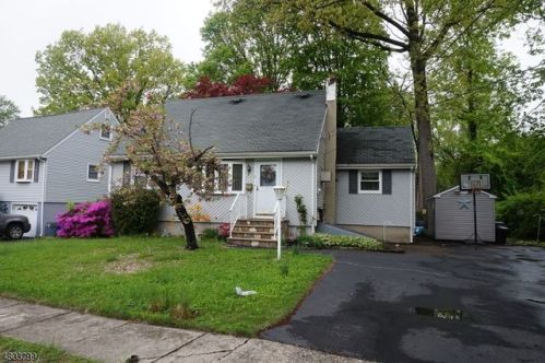 8 Oakwood Ter, Bloomingdale, NJ 07403-1304