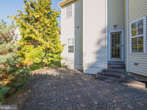 268 Susquehanna Trl, Allentown, PA 18104-8571