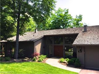 327 Inwood Trl, Aurora, OH 44202-8205