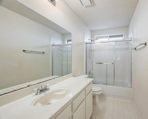 1140 Holly Dr, Carrollton TX 75010-1085 exterior