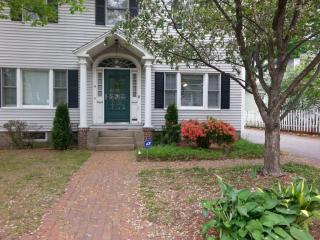 6 Ayer St, Nashua, NH 03064-2104