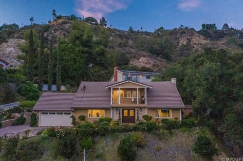 2010 Buckingham Pl, Glendale CA  91206-1401 exterior