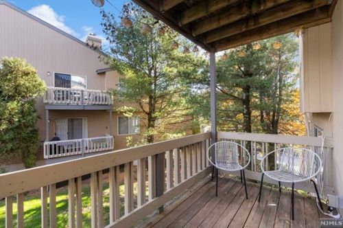 17 Larkin Cir, Town Center, NJ 07052-1120