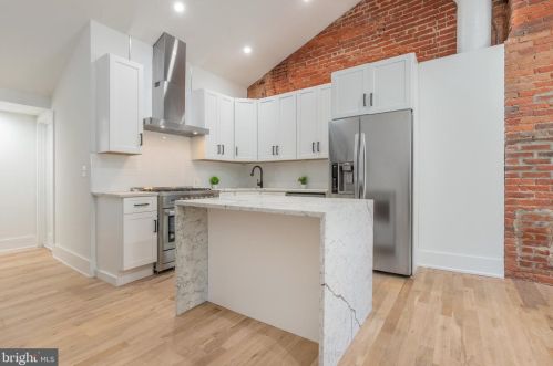 727 17th St, Philadelphia, PA 19130-2825