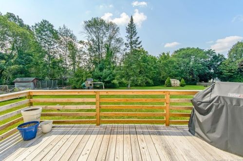 15 Bartlett Meadow Dr, Killingly CT  06241-1847 exterior
