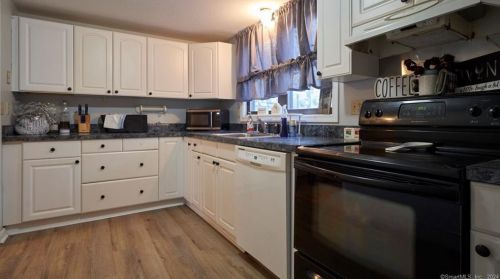 48 Center St, Windsor CT  06095-1402 exterior