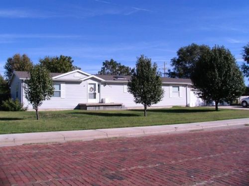 552 5th St, Hoisington, KS 67544-2111