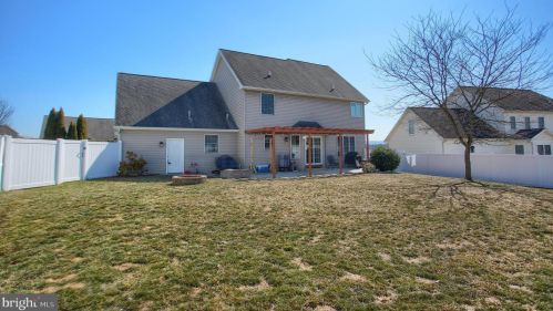 70 Pne Crk Dr, Carlisle PA  17013-9675 exterior