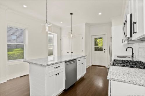 28 Congress Ave, Huntington, CT 06484-6006