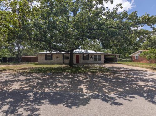 1009 Red Oak St, Azle, TX 76020-2423