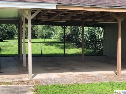 16 Comanche Hill Cir, Seguin TX  78155-8402 exterior