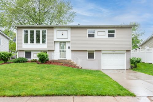 15554 Tudor Rd, Oak Forest, IL 60452-2834