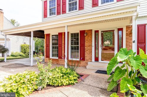 8738 Arley Dr, Springfield, VA 22153-1515