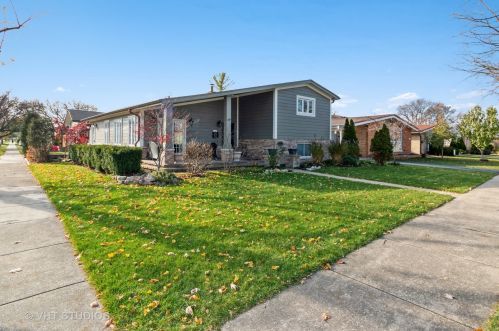 8435 North Ter, Niles, IL 60714-2369