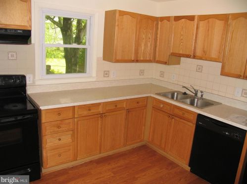 13911 Mapledale Ave, Woodbridge VA  22193-4404 exterior