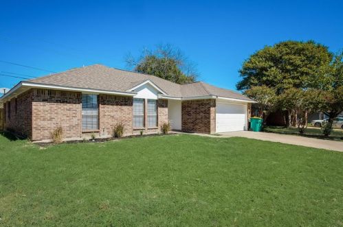 820 Simon Dr, Cedar Hill, TX 75104-9305