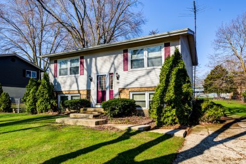142 Lexington Ave, South Elgin, IL 60177-1821