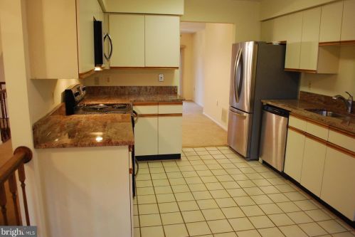 7225 Harbor Ln, Columbia, MD 21045-5015