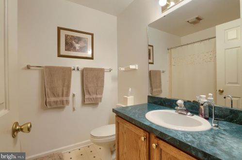 5 Thornhill Ct, Carlisle PA  17015-7669 exterior