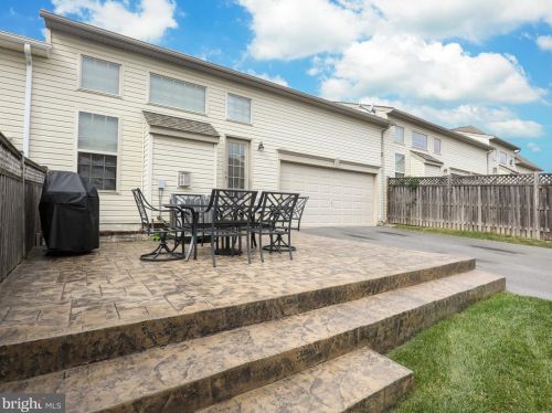 26 Blakeley Ridge Dr, Charles Town, WV 25414-4975