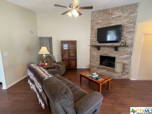 111 Kensington Dr, Victoria, TX 77901-4565