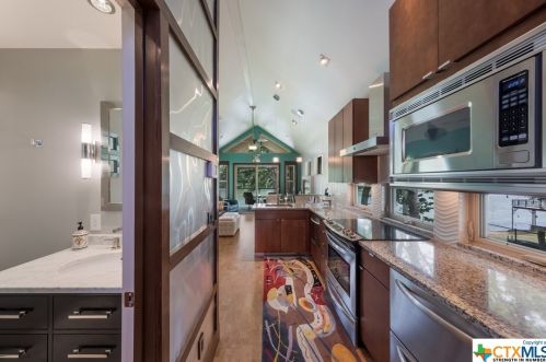 332 Mdw Lk Dr, Seguin TX 78155-9206 exterior