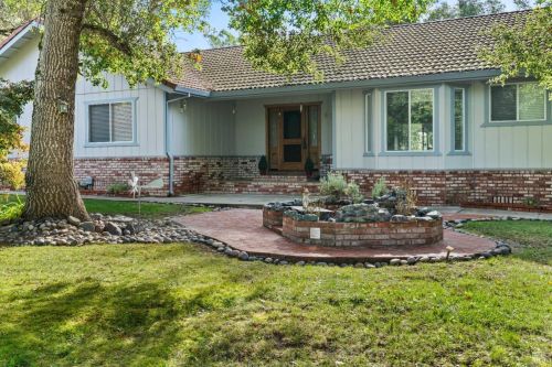 8220 Ridgeview Dr, Redwood Valley, CA 95470-9467