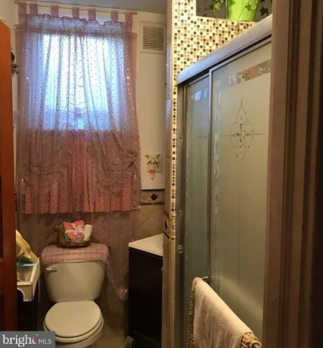 6151 Catharine St, Philadelphia, PA 19143-2205