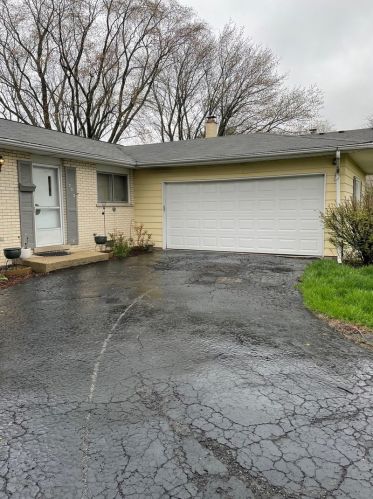 302 Knob Hill Dr, Arlington Hts, IL 60004-3121