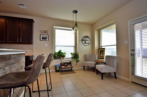 1065 Four Seasons Farm Dr, Uhland TX 78640-5765 exterior