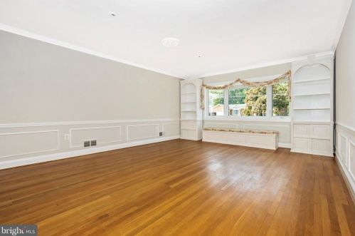 412 Colesville Manor Dr, Silver Spring MD  20904-1149 exterior