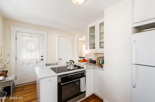 367 Round Hill Rd, Greenwich CT  06831-3303 exterior
