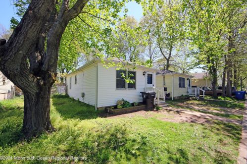 464 Prospect Ave, Middletown NJ  07748-5479 exterior